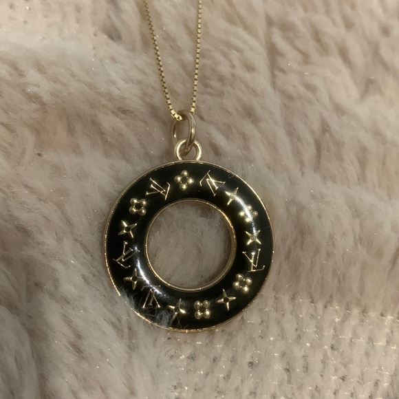 Louis Vuitton pendant - Picture 1 of 3